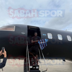 壹号娱乐便捷入口-只差官宣！曼联门将奥纳纳落地土耳其，在飞机前展示特拉布宗球衣